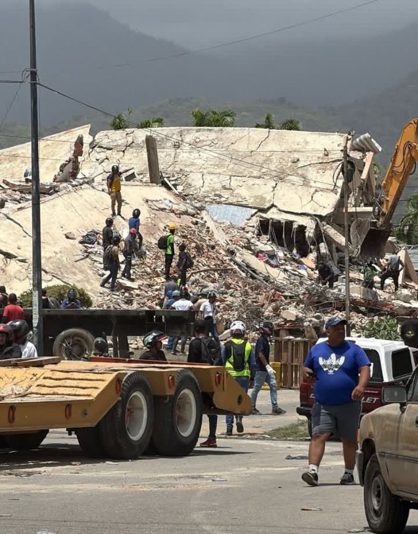 Famílias desabrigadas em La Guaira após o terremoto