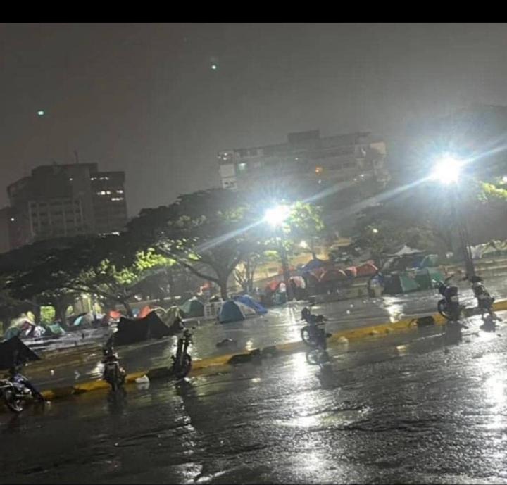 Voluntários organizando ajuda humanitária